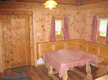 kompletter Innenausbau mit Zirbenholz in der Trekking Hütte von Camping Zirknitzer in Großkirchheim